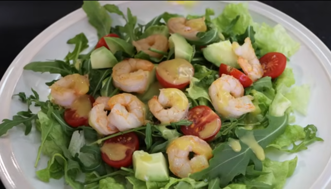 Салат з авокадо та креветками